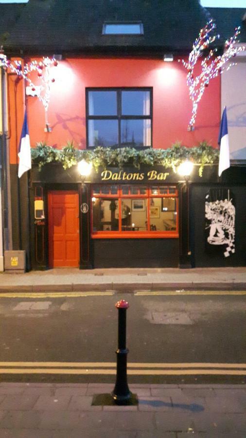 Апартаменты Daltons Bar Кинсэйл Экстерьер фото
